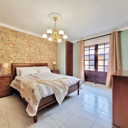 The Balcony House With Free Parking Apartment *