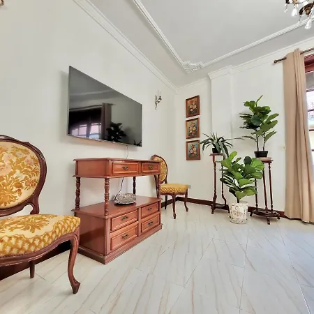 The Balcony House With Free Parking *
