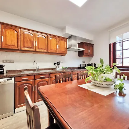 The Balcony House With Free Parking *