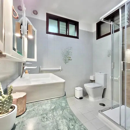Appartamento The Balcony House With Free Parking *