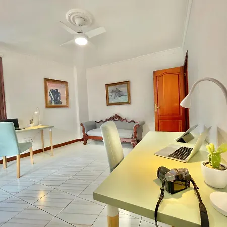 The Balcony House With Free Parking Apartment *