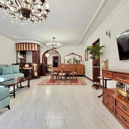 The Balcony House With Free Parking