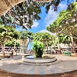The Balcony House With Free Parking דירה
