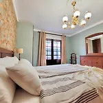 דירה The Balcony House With Free Parking