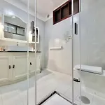 The Balcony House With Free Parking