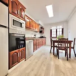 דירה The Balcony House With Free Parking
