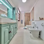 The Balcony House With Free Parking דירה *