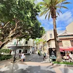 The Balcony House With Free Parking דירה