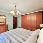 The Balcony House With Free Parking