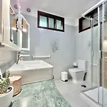 דירה The Balcony House With Free Parking *