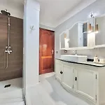 The Balcony House With Free Parking *