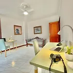 The Balcony House With Free Parking דירה *