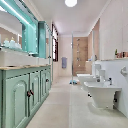 The Balcony House With Free Parking Διαμέρισμα *