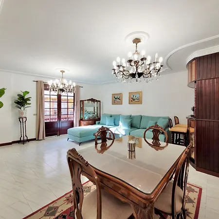 דירה The Balcony House With Free Parking *